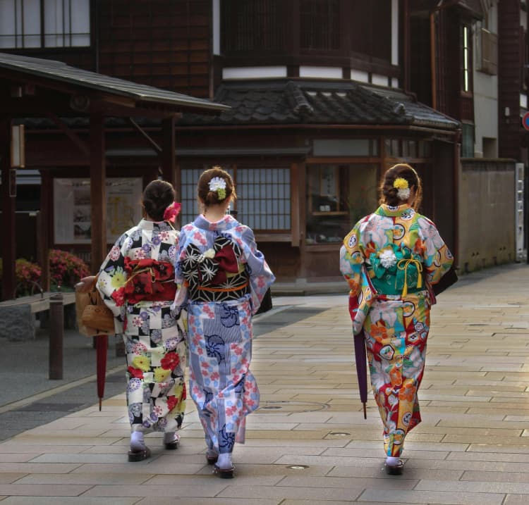 Geishas Stroll in Kyoto